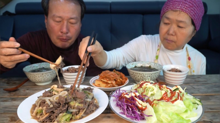 爸妈吃炒牛肉和海带汤，这次的海带汤这么美味，原来是有了它！