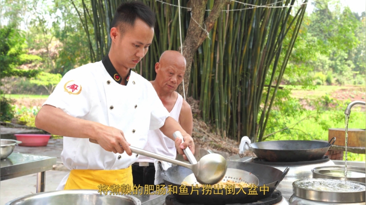 厨师长分享：“肥肠鱼”的家常做法，鱼和肥肠的美味兼得，味道赞