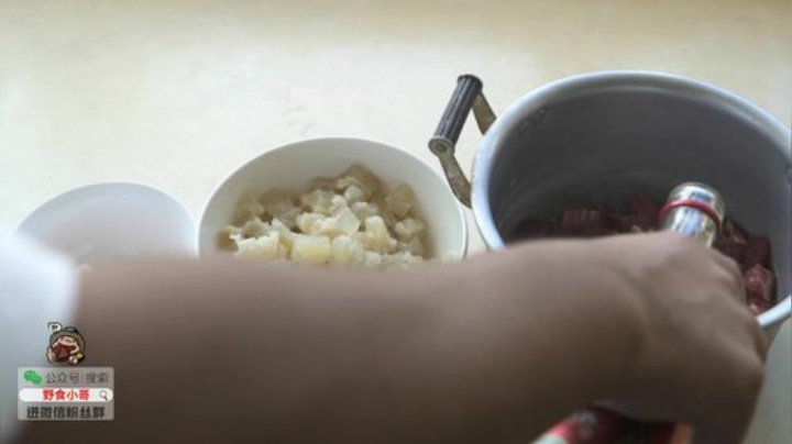 我在斗鱼看野食小哥直播美食