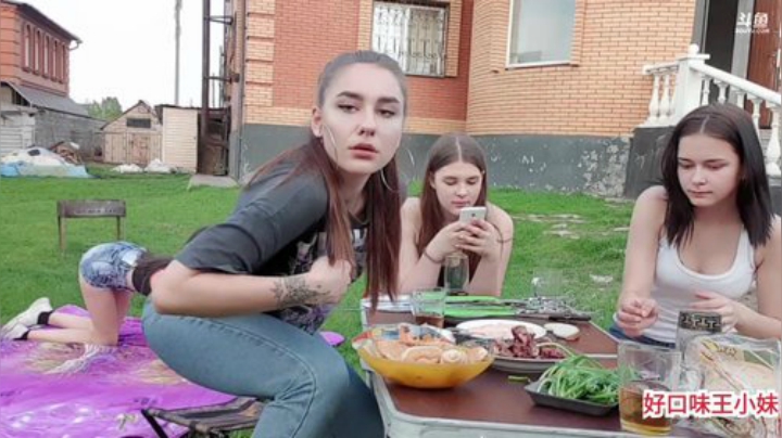 与美女共进晚餐，小烧烤。 2020-05-11 18点场