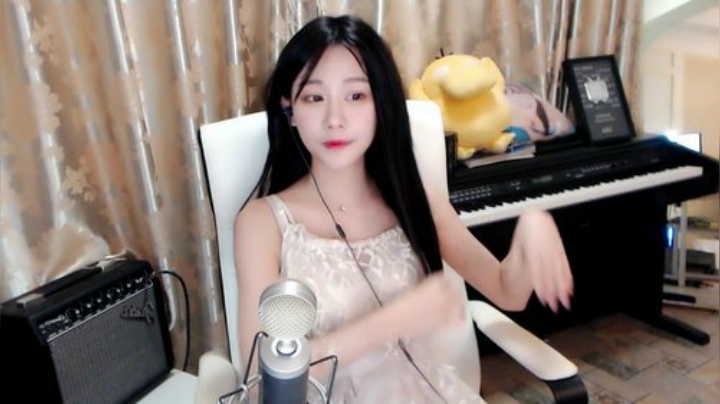 秋雨为裳发布了一个斗鱼视频2020-05-12
