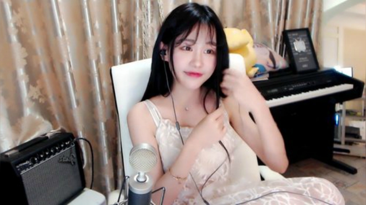 秋雨为裳发布了一个斗鱼视频2020-05-12