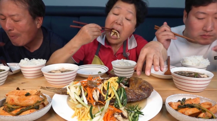 油炸鲷鱼浇上妈妈做的酱汁，酸甜可口，但吃的时候要注意鱼刺哦！