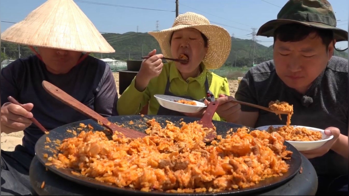 泡菜加入炒饭里，最后再打入几颗鸡蛋真的会让美味升级！
