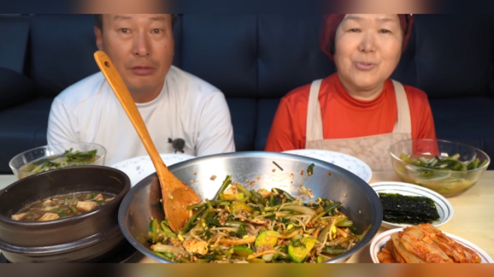 爸妈吃萝卜泡菜拌大麦饭，特制酱汤和爽口的萝卜泡菜，太好吃啦！