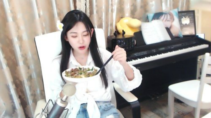 秋雨为裳发布了一个斗鱼视频2020-05-16