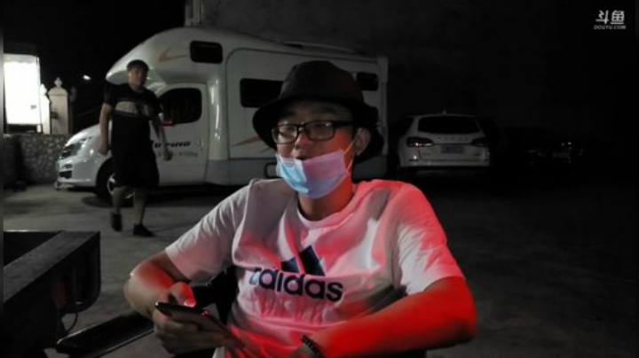 我在斗鱼看小鱼小鱼吃虾米直播户外