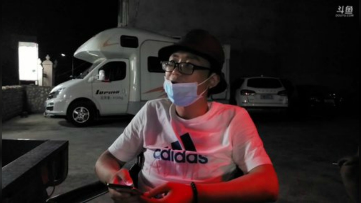 我在斗鱼看小鱼小鱼吃虾米直播户外