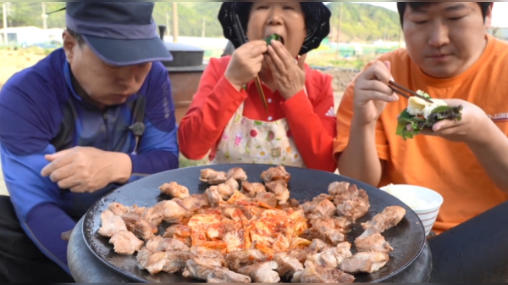 烤脖颈肉加上鲜嫩脆口的紫苏叶，配上一口米饭，太美味啦！