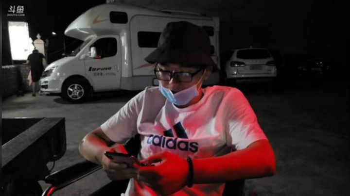 我在斗鱼看小鱼小鱼吃虾米直播户外