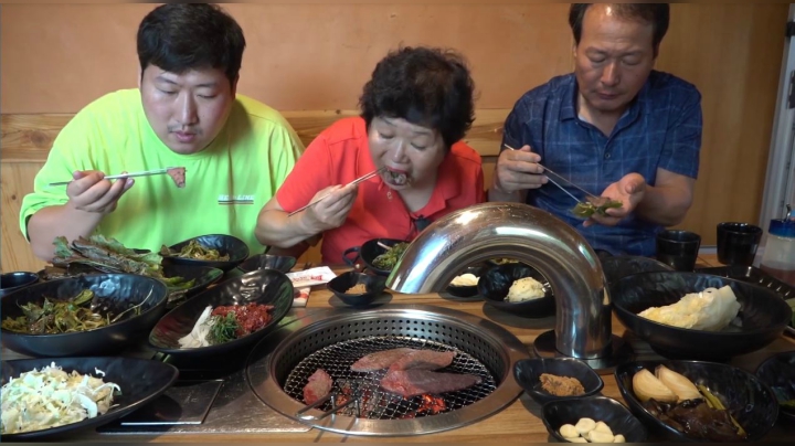 全家去烤牛肉餐厅啦，烤的时候还没有全熟的时候会更加好吃呦！