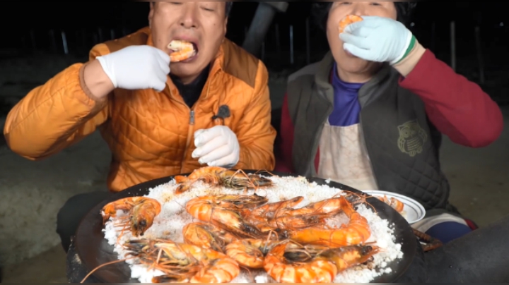 爸妈吃美味的盐焗大虾，只需简单烹饪就可以吃到比拟龙虾的味道！