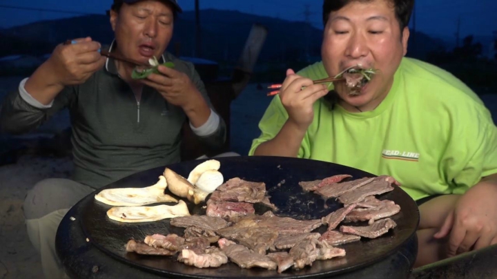 我和爸爸吃烤牛里脊，肉质超嫩，感觉家里库存快吃光了！