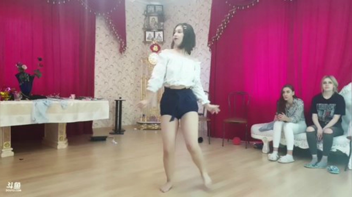 快来围观吧，三俄罗斯美女大扫除。 2020-05-21 16点场