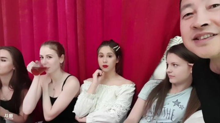 快来围观吧，三俄罗斯美女大扫除。 2020-05-21 20点场