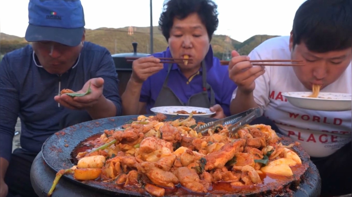 香辣炒鸡配烧酒，最后再做成炒饭，真的不要太饱！