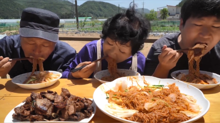 一口凉爽拌面再加一口炭烤猪肉，炎热的天气吃这样的美味太棒了！