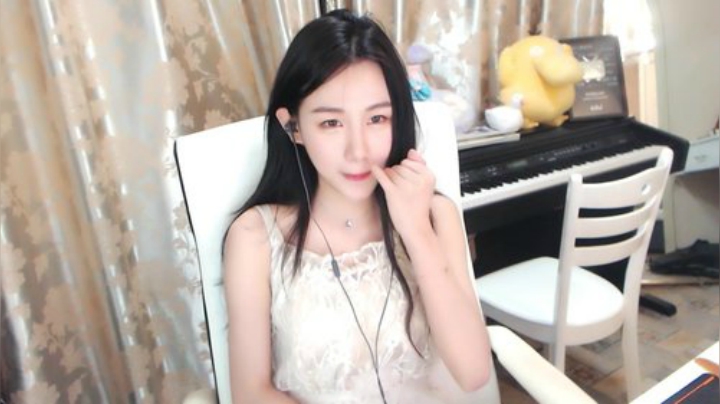 秋雨为裳发布了一个斗鱼视频2020-05-23