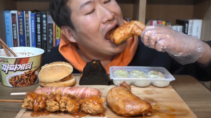 独享便利店买回来的酱面鸡腿和小蒸包汉堡等各种美食！太好吃了！