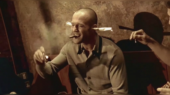 冷血杀手喜欢上12岁少女,为博一笑单挑200名武装特警!