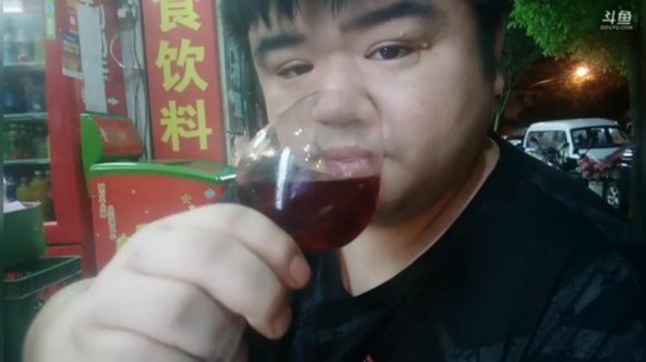 我在斗鱼看做个疯子直播户外