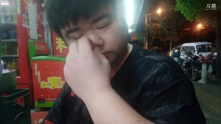我在斗鱼看做个疯子直播户外