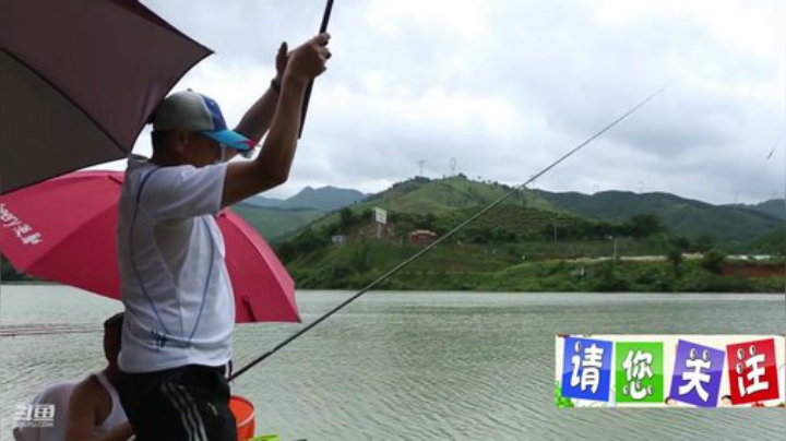 我在斗鱼看贱贱钓鱼直播户外