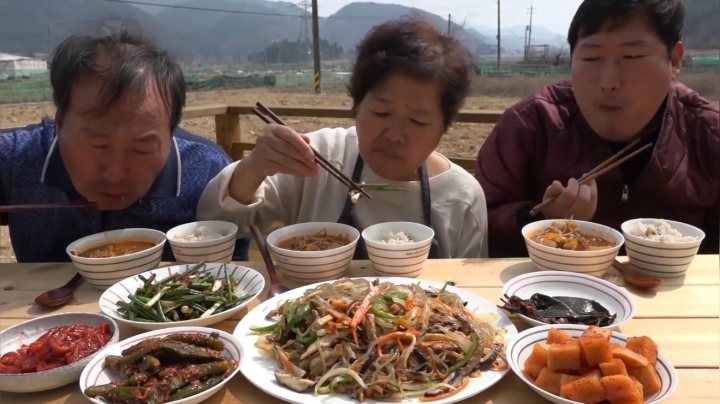 在农耕季节来一碗牛肉汤搭配韩式杂菜炒粉丝，真的吃得好饱！