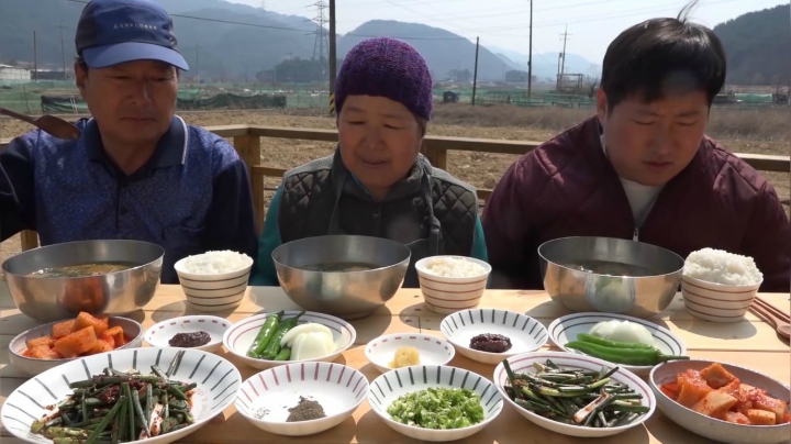 泥鳅汤饭，煮熟的泥鳅捏碎成泥，过程超级解压！