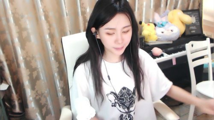 秋雨为裳发布了一个斗鱼视频2020-05-26