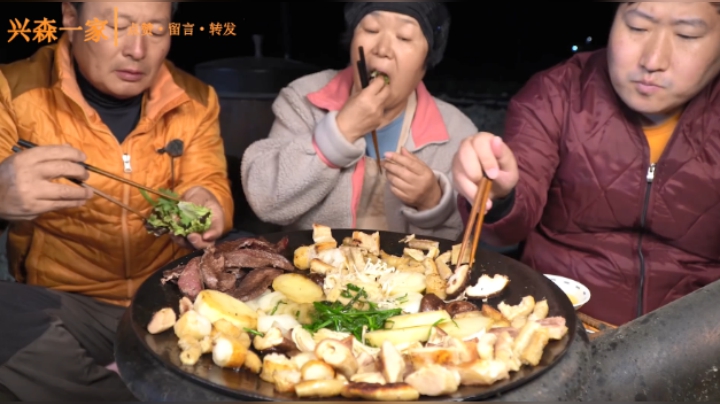 洋葱小碗加上美味的烤牛肠，再喝一口小酒，搭配在一起太好吃了！