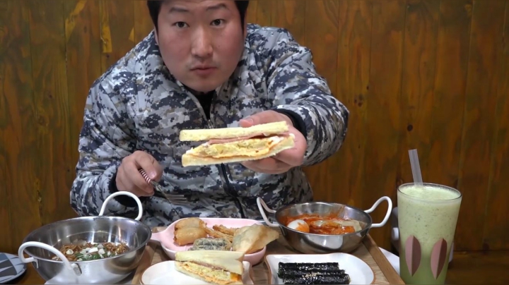 在小时候家附近的小吃店，听说炒年糕和吐司都很好吃！
