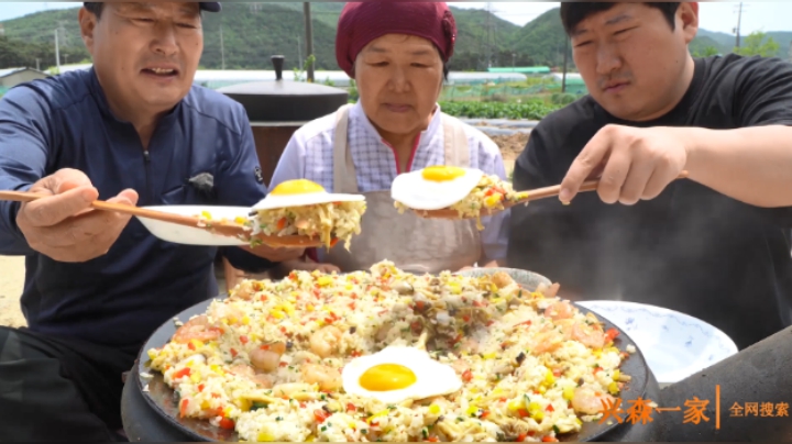 米饭配上鲜美的蛤蜊和虾肉，再加上脆口彩椒，海鲜炒饭太好吃了！