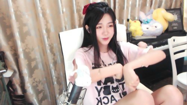 秋雨为裳发布了一个斗鱼视频2020-05-28
