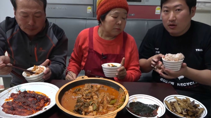 猪肉泡菜汤实在是美味，两碗米饭怎么能够，但是我的碗被没收了！