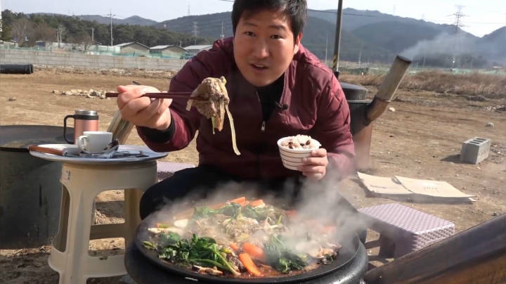 妈妈做了整整一锅的烤肉，太美味了，我得再添碗米饭！