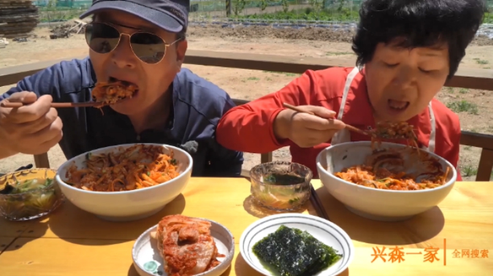 鲜嫩海鞘配上各种蔬菜加到米饭里面，爸爸极力推荐的美味拌饭！