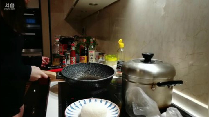一下子来我家做饭了嘿嘿 2020-05-30 17点场
