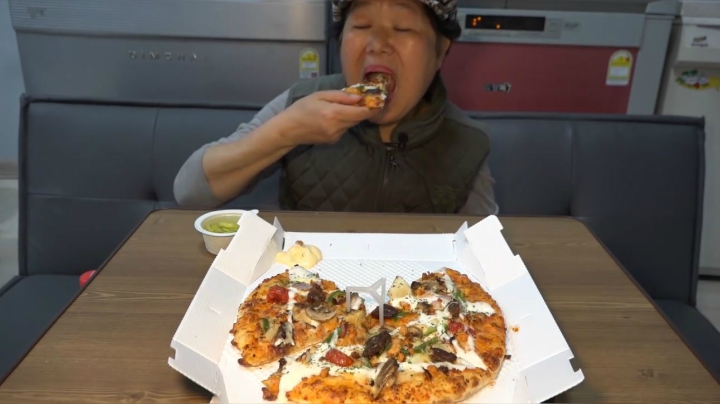 给妈妈买了新口味的披萨，应该好好吃，但我没能分得一块！