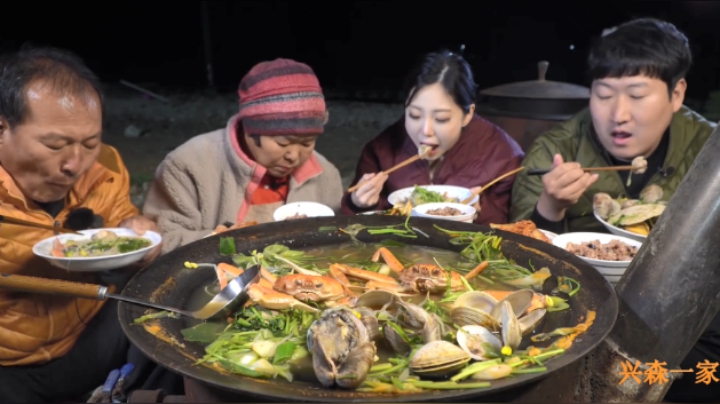 和新来的朋友一起吃海鲜汤！爽口的豆芽汤加上美味海鲜味道超好~