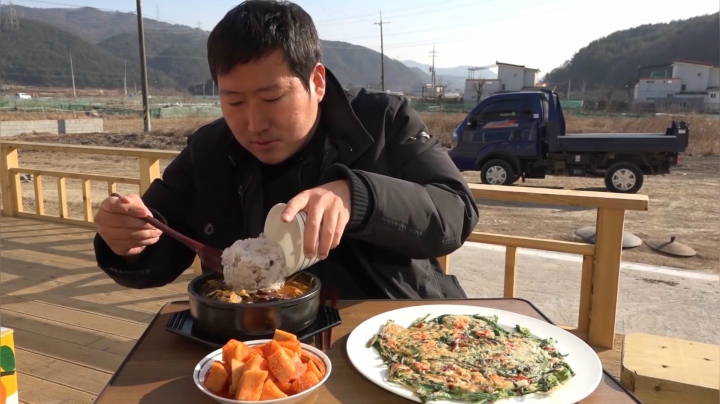 一碗汤饭配一张材料丰富的韭菜饼，简单的一餐就搞定啦！