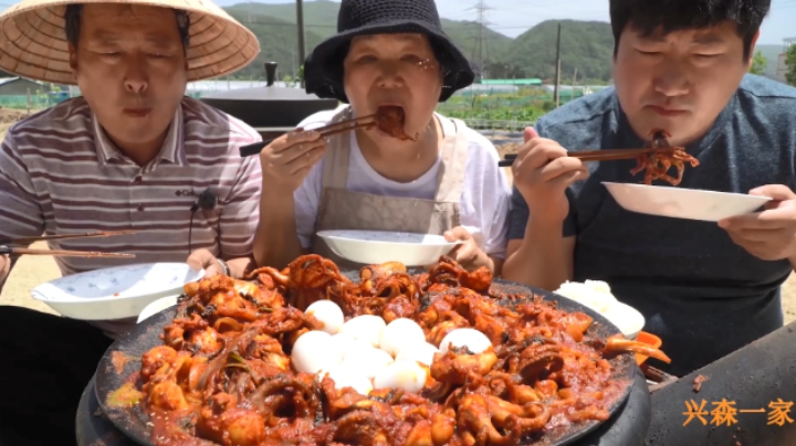 超辣味八爪鱼配上软糯的米饭，再咬一口鸡蛋，美味极了！