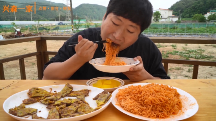 香脆牛肉饼加五份辣味拌面是我午饭的标配，不过觉得五份有点少~