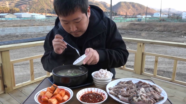 妈妈从凌晨就开始熬的牛头汤，做泡饭吃真的是过瘾！