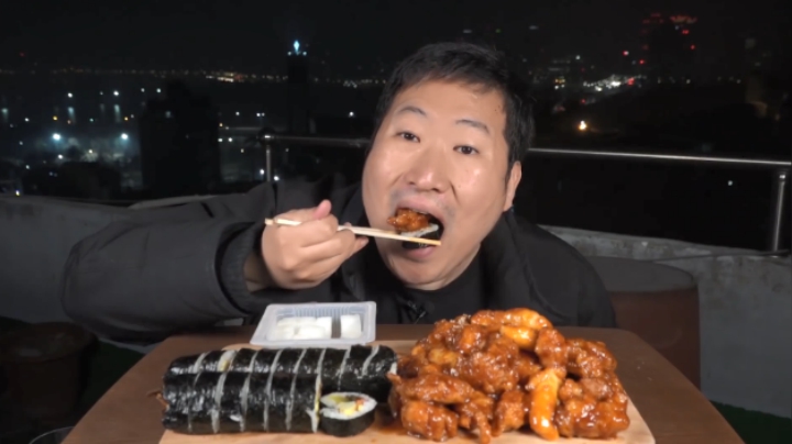 在屋顶边看烟花边吃炸鸡和紫菜包饭，视觉和美味的双重享受！