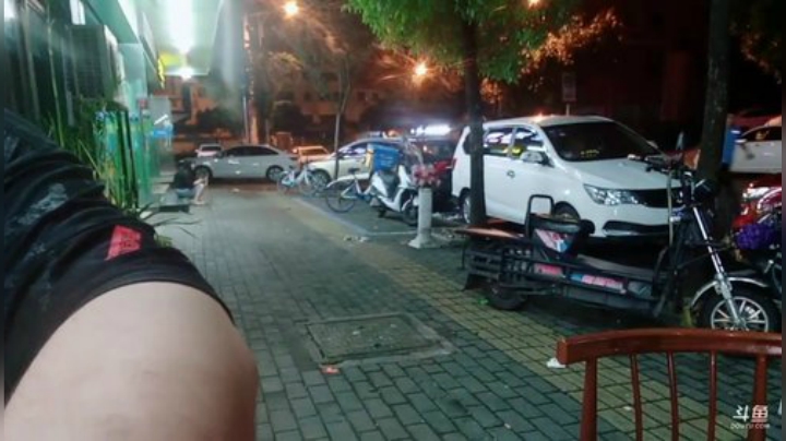 我在斗鱼看做个疯子直播户外