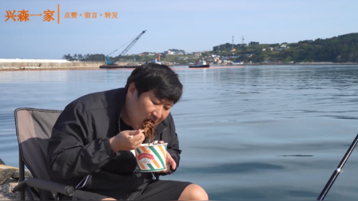 去海边钓鱼，信心满满钓大鱼！那么先来吃一份炸酱面和海鲜面吧！