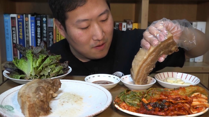 两整条水煮五花肉，大口吃感觉好爽，但是没吃饱啊！