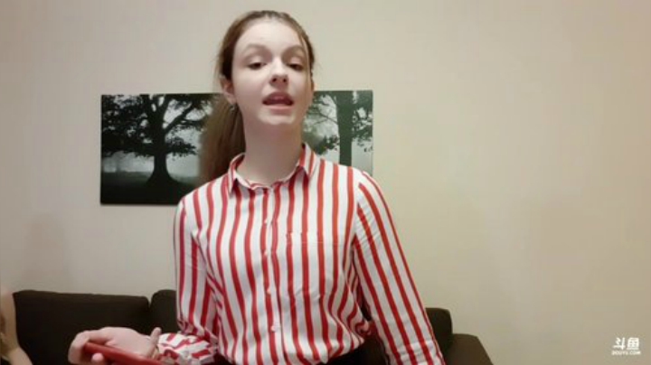 三个美少女给主播剪发修眉弄指甲。 2020-06-07 22点场