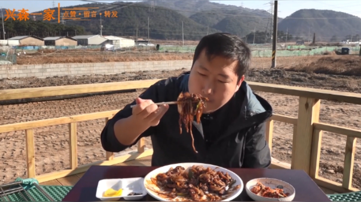 搬新家后的第一餐炸酱面，味道超美味！可惜我的锅包肉没到！